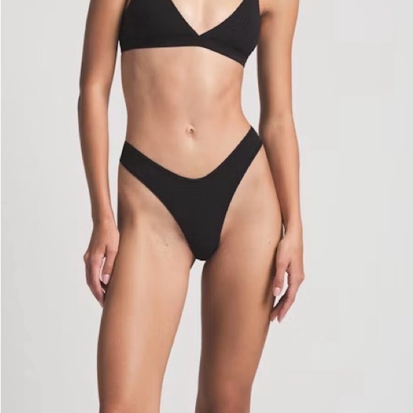 SKIMS FITS EVERYBODY
TRIANGLE BRALETTE M ONYX - Picture 2 of 6